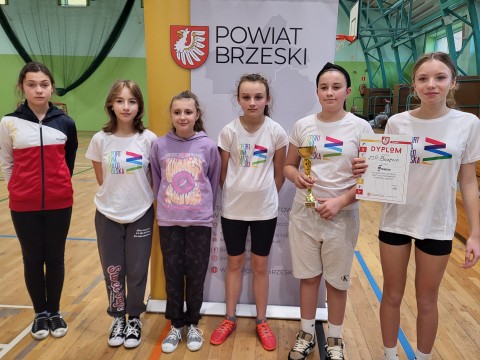 Mistrzostwa Powiatu Brzeskiego w Unihokeju – emocjonujące starcie na parkiecie!