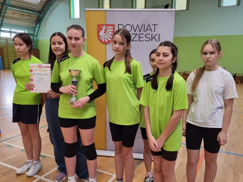 Mistrzostwa Powiatu Brzeskiego w Unihokeju – emocjonujące starcie na parkiecie!