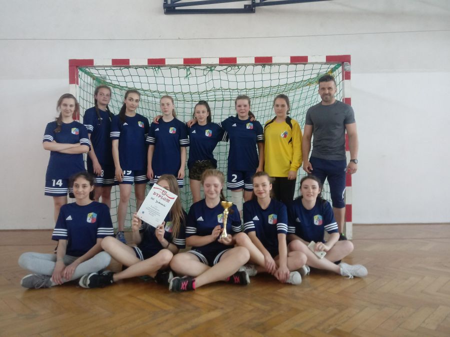 Powiatowe zawody w piłkę ręczną dziewcząt w Jadownikach